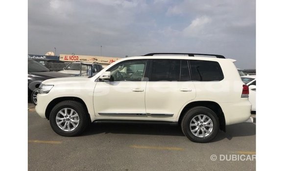 Comprar Importar Toyota Land Cruiser Branco Carro em Import - Dubai em Bengo Province Comprar Importar Toyota Land Cruiser Branco Carro em Import - Dubai em Bengo Province