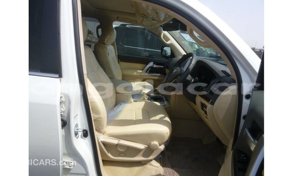 Comprar Importar Toyota Land Cruiser Branco Carro em Import - Dubai em Bengo Province Comprar Importar Toyota Land Cruiser Branco Carro em Import - Dubai em Bengo Province