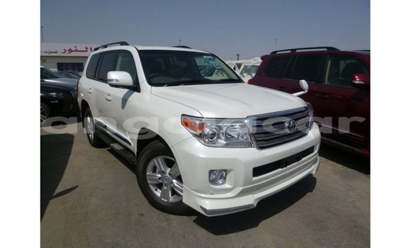 Comprar Importar Toyota Land Cruiser Branco Carro em Import - Dubai em Bengo Province Comprar Importar Toyota Land Cruiser Branco Carro em Import - Dubai em Bengo Province