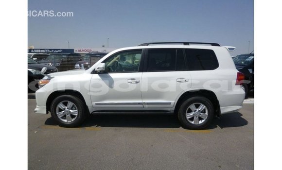 Comprar Importar Toyota Land Cruiser Branco Carro em Import - Dubai em Bengo Province Comprar Importar Toyota Land Cruiser Branco Carro em Import - Dubai em Bengo Province