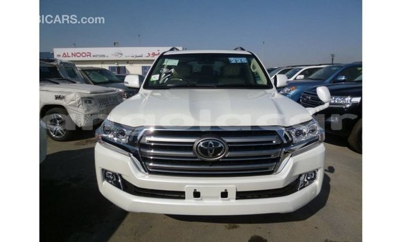 Comprar Importar Toyota Land Cruiser Branco Carro em Import - Dubai em Bengo Province Comprar Importar Toyota Land Cruiser Branco Carro em Import - Dubai em Bengo Province