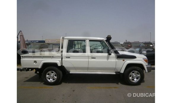 Acheter Import Voiture Toyota Land Cruiser Blanc à Import - Dubai, Province de Bengo Acheter Import Voiture Toyota Land Cruiser Blanc à Import - Dubai, Province de Bengo