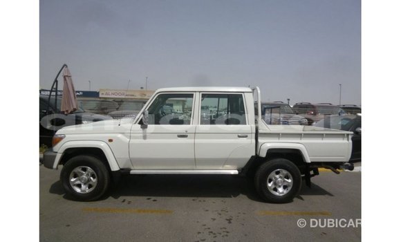 Acheter Import Voiture Toyota Land Cruiser Blanc à Import - Dubai, Province de Bengo Acheter Import Voiture Toyota Land Cruiser Blanc à Import - Dubai, Province de Bengo
