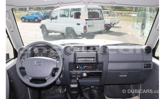 Acheter Import Voiture Toyota Land Cruiser Blanc à Import - Dubai, Province de Bengo Acheter Import Voiture Toyota Land Cruiser Blanc à Import - Dubai, Province de Bengo