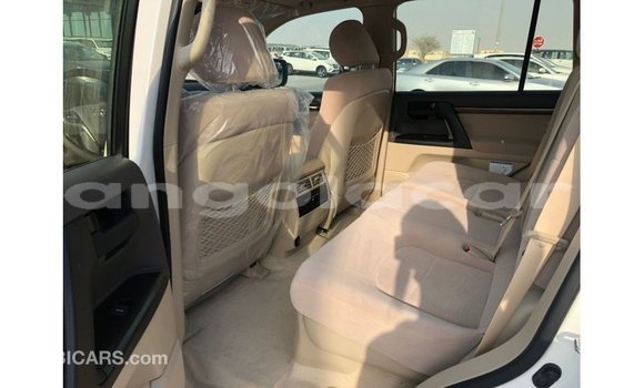 Acheter Import Voiture Toyota Land Cruiser Blanc à Import - Dubai, Province de Bengo Acheter Import Voiture Toyota Land Cruiser Blanc à Import - Dubai, Province de Bengo