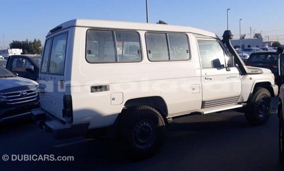 Acheter Import Voiture Toyota Land Cruiser Blanc à Import - Dubai, Province de Bengo Acheter Import Voiture Toyota Land Cruiser Blanc à Import - Dubai, Province de Bengo