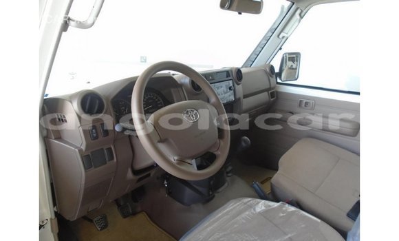 Acheter Import Voiture Toyota Land Cruiser Blanc à Import - Dubai, Province de Bengo Acheter Import Voiture Toyota Land Cruiser Blanc à Import - Dubai, Province de Bengo