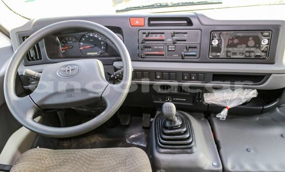 Acheter Import Voiture Toyota Coaster Blanc à Import - Dubai, Province de Bengo Acheter Import Voiture Toyota Coaster Blanc à Import - Dubai, Province de Bengo