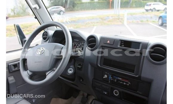 Comprar Importar Toyota Land Cruiser Branco Carro em Import - Dubai em Bengo Province Comprar Importar Toyota Land Cruiser Branco Carro em Import - Dubai em Bengo Province