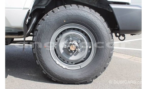 Acheter Import Voiture Toyota Land Cruiser Blanc à Import - Dubai, Province de Bengo Acheter Import Voiture Toyota Land Cruiser Blanc à Import - Dubai, Province de Bengo