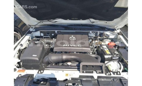 Comprar Importar Mitsubishi Pajero Branco Carro em Import - Dubai em Bengo Province Comprar Importar Mitsubishi Pajero Branco Carro em Import - Dubai em Bengo Province