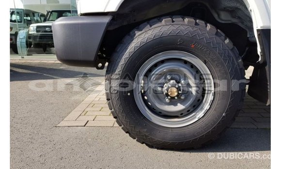 Acheter Import Voiture Toyota Land Cruiser Blanc à Import - Dubai, Province de Bengo Acheter Import Voiture Toyota Land Cruiser Blanc à Import - Dubai, Province de Bengo