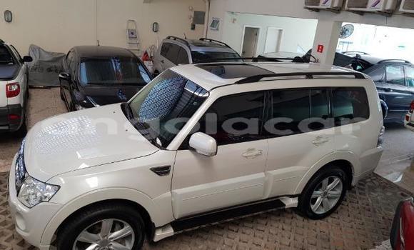 Comprar Usado Mitsubishi Pajero Branco Carro em Luena em Moxico Comprar Usado Mitsubishi Pajero Branco Carro em Luena em Moxico