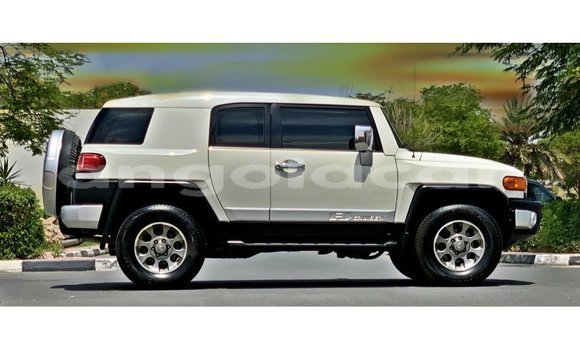 Comprar Importar Toyota FJ Cruiser Branco Carro em Import - Dubai em Bengo Province Comprar Importar Toyota FJ Cruiser Branco Carro em Import - Dubai em Bengo Province