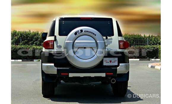 Comprar Importar Toyota FJ Cruiser Branco Carro em Import - Dubai em Bengo Province Comprar Importar Toyota FJ Cruiser Branco Carro em Import - Dubai em Bengo Province