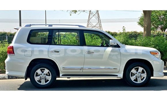 Comprar Importar Toyota Land Cruiser Branco Carro em Import - Dubai em Bengo Province Comprar Importar Toyota Land Cruiser Branco Carro em Import - Dubai em Bengo Province