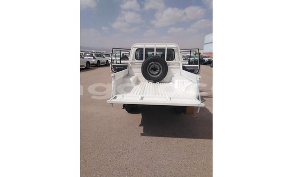 Comprar Importar Toyota Land Cruiser Branco Carro em Import - Dubai em Bengo Province Comprar Importar Toyota Land Cruiser Branco Carro em Import - Dubai em Bengo Province