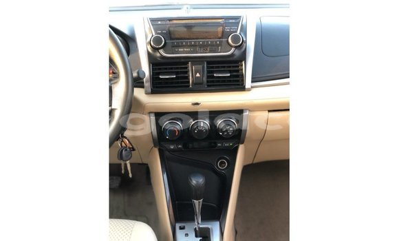 Comprar Importar Toyota Yaris Branco Carro em Import - Dubai em Bengo Province Comprar Importar Toyota Yaris Branco Carro em Import - Dubai em Bengo Province