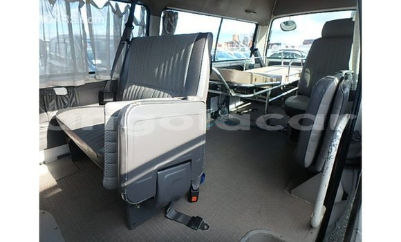 Comprar Importar Nissan Caravan Branco Carro em Import - Dubai em Bengo Province Comprar Importar Nissan Caravan Branco Carro em Import - Dubai em Bengo Province