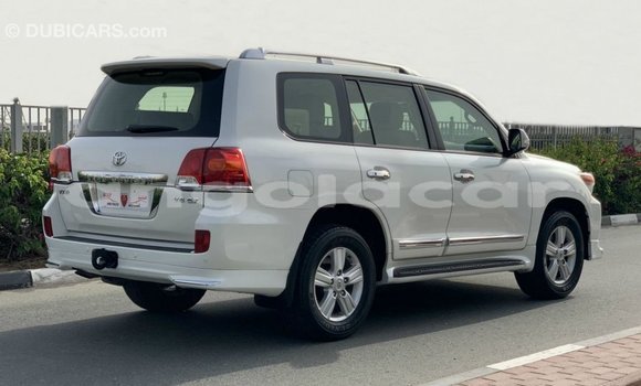 Comprar Importar Toyota Land Cruiser Branco Carro em Import - Dubai em Bengo Province Comprar Importar Toyota Land Cruiser Branco Carro em Import - Dubai em Bengo Province
