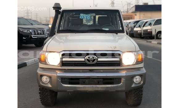 Acheter Import Voiture Toyota Land Cruiser Blanc à Import - Dubai, Province de Bengo Acheter Import Voiture Toyota Land Cruiser Blanc à Import - Dubai, Province de Bengo
