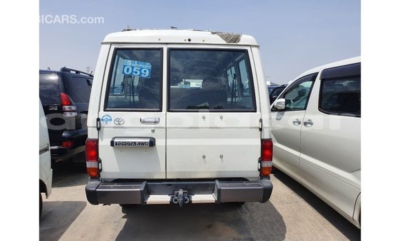 Comprar Importar Toyota Land Cruiser Branco Carro em Import - Dubai em Bengo Province Comprar Importar Toyota Land Cruiser Branco Carro em Import - Dubai em Bengo Province