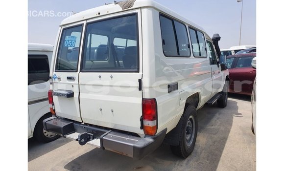 Comprar Importar Toyota Land Cruiser Branco Carro em Import - Dubai em Bengo Province Comprar Importar Toyota Land Cruiser Branco Carro em Import - Dubai em Bengo Province
