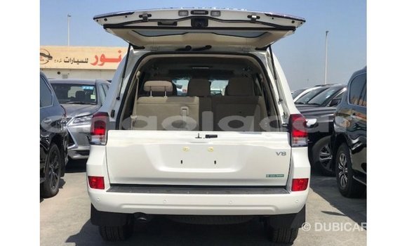 Acheter Import Voiture Toyota Land Cruiser Blanc à Import - Dubai, Province de Bengo Acheter Import Voiture Toyota Land Cruiser Blanc à Import - Dubai, Province de Bengo