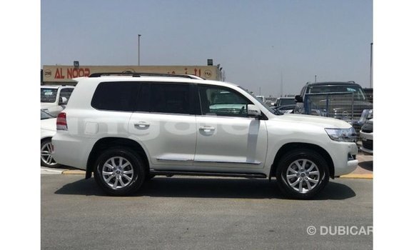 Comprar Importar Toyota Land Cruiser Branco Carro em Import - Dubai em Bengo Province Comprar Importar Toyota Land Cruiser Branco Carro em Import - Dubai em Bengo Province