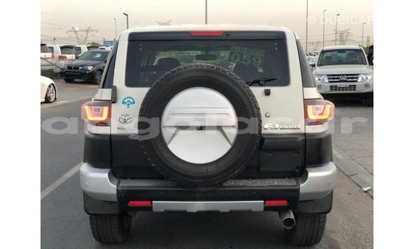 Comprar Importar Toyota FJ Cruiser Branco Carro em Import - Dubai em Bengo Province Comprar Importar Toyota FJ Cruiser Branco Carro em Import - Dubai em Bengo Province