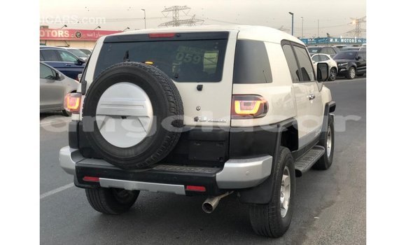 Comprar Importar Toyota FJ Cruiser Branco Carro em Import - Dubai em Bengo Province Comprar Importar Toyota FJ Cruiser Branco Carro em Import - Dubai em Bengo Province