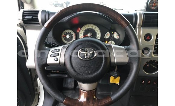 Comprar Importar Toyota FJ Cruiser Branco Carro em Import - Dubai em Bengo Province Comprar Importar Toyota FJ Cruiser Branco Carro em Import - Dubai em Bengo Province