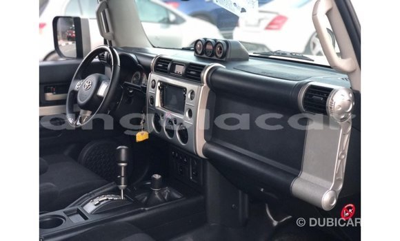 Comprar Importar Toyota FJ Cruiser Branco Carro em Import - Dubai em Bengo Province Comprar Importar Toyota FJ Cruiser Branco Carro em Import - Dubai em Bengo Province