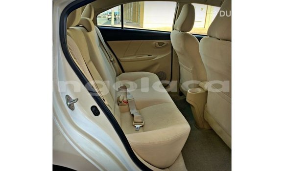 Comprar Importar Toyota Yaris Branco Carro em Import - Dubai em Bengo Province Comprar Importar Toyota Yaris Branco Carro em Import - Dubai em Bengo Province