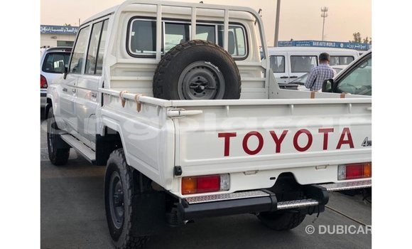 Acheter Import Voiture Toyota Land Cruiser Blanc à Import - Dubai, Province de Bengo Acheter Import Voiture Toyota Land Cruiser Blanc à Import - Dubai, Province de Bengo