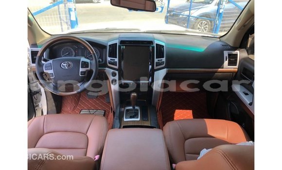 Comprar Importar Toyota Land Cruiser Branco Carro em Import - Dubai em Bengo Province Comprar Importar Toyota Land Cruiser Branco Carro em Import - Dubai em Bengo Province
