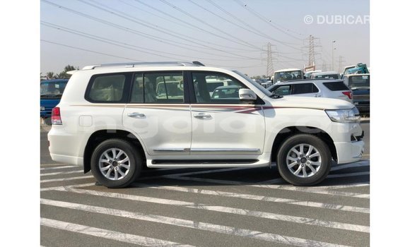 Acheter Import Voiture Toyota Land Cruiser Blanc à Import - Dubai, Province de Bengo Acheter Import Voiture Toyota Land Cruiser Blanc à Import - Dubai, Province de Bengo