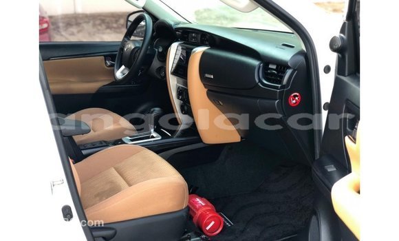 Acheter Import Voiture Toyota Fortuner Blanc à Import - Dubai, Province de Bengo Acheter Import Voiture Toyota Fortuner Blanc à Import - Dubai, Province de Bengo