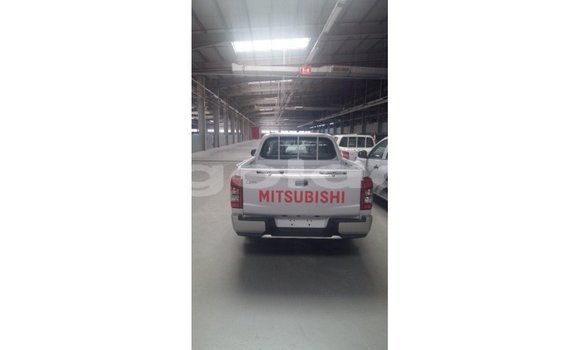 Acheter Import Voiture Mitsubishi L200 Blanc à Import - Dubai, Province de Bengo Acheter Import Voiture Mitsubishi L200 Blanc à Import - Dubai, Province de Bengo