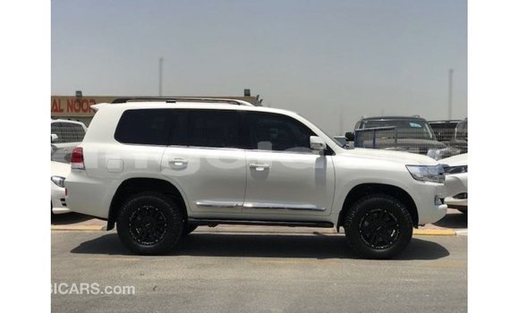 Acheter Import Voiture Toyota Land Cruiser Blanc à Import - Dubai, Province de Bengo Acheter Import Voiture Toyota Land Cruiser Blanc à Import - Dubai, Province de Bengo