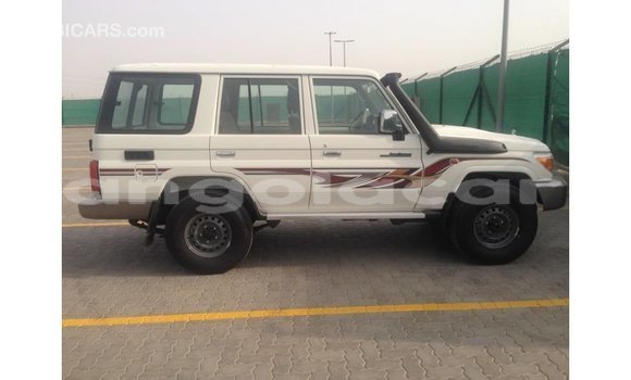 Acheter Import Voiture Toyota Land Cruiser Blanc à Import - Dubai, Province de Bengo Acheter Import Voiture Toyota Land Cruiser Blanc à Import - Dubai, Province de Bengo