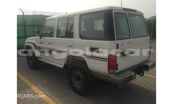 Acheter Import Voiture Toyota Land Cruiser Blanc à Import - Dubai, Province de Bengo Acheter Import Voiture Toyota Land Cruiser Blanc à Import - Dubai, Province de Bengo