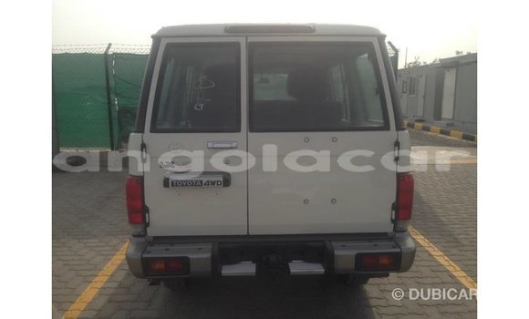 Acheter Import Voiture Toyota Land Cruiser Blanc à Import - Dubai, Province de Bengo Acheter Import Voiture Toyota Land Cruiser Blanc à Import - Dubai, Province de Bengo