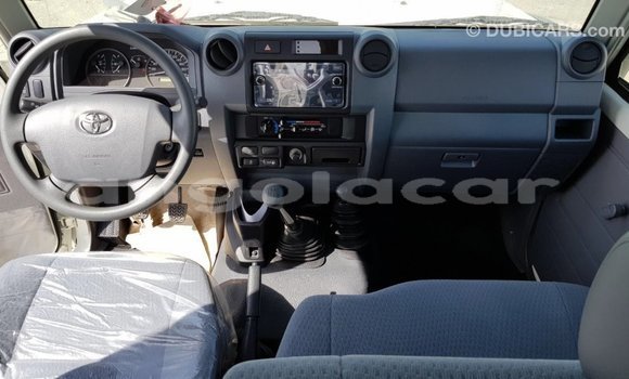 Comprar Importar Toyota Land Cruiser Branco Carro em Import - Dubai em Bengo Province Comprar Importar Toyota Land Cruiser Branco Carro em Import - Dubai em Bengo Province