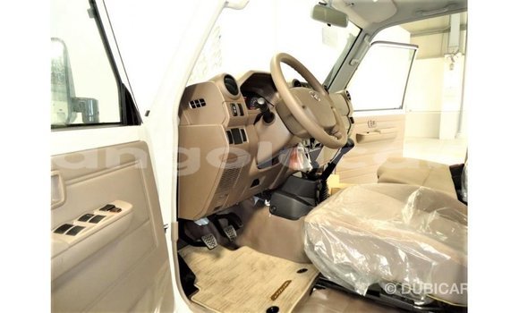 Acheter Import Voiture Toyota Land Cruiser Blanc à Import - Dubai, Province de Bengo Acheter Import Voiture Toyota Land Cruiser Blanc à Import - Dubai, Province de Bengo