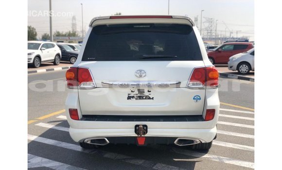 Comprar Importar Toyota Land Cruiser Branco Carro em Import - Dubai em Bengo Province Comprar Importar Toyota Land Cruiser Branco Carro em Import - Dubai em Bengo Province