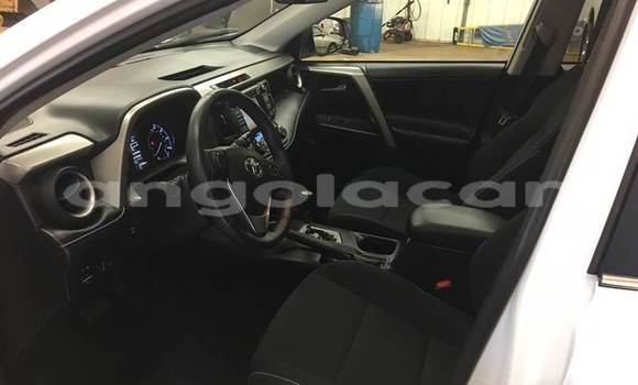 Comprar Usado Toyota RAV4 Vermelho Carro em Luanda em Luanda Province Comprar Usado Toyota RAV4 Vermelho Carro em Luanda em Luanda Province
