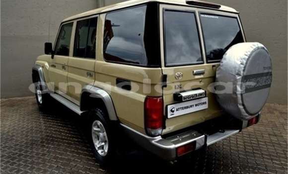 Acheter Occasion Voiture Toyota Land Cruiser Beige à Catabola, Bie Acheter Occasion Voiture Toyota Land Cruiser Beige à Catabola, Bie