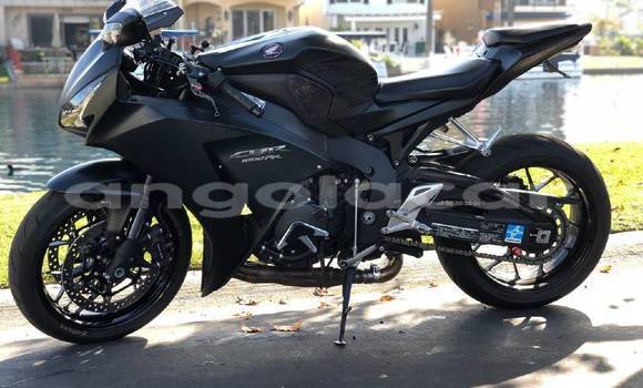Comprar Usado Honda CBR 1000 RR Preto Moto em Benguela em Benguela Comprar Usado Honda CBR 1000 RR Preto Moto em Benguela em Benguela