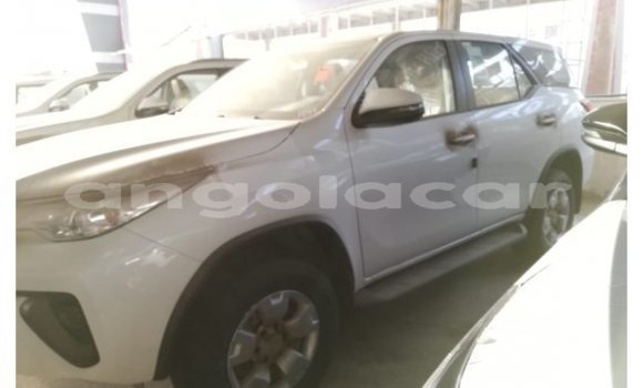 Comprar Novo Toyota Fortuner Branco Carro em N'zeto em Zaire